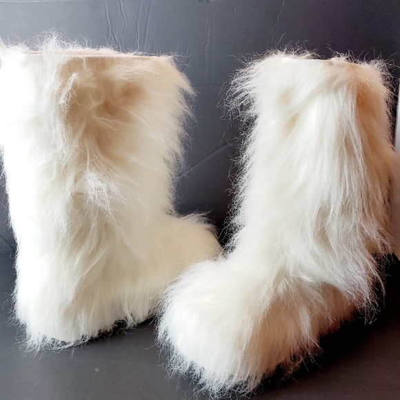 Shoes | Rocket Dog White Furry Boots Sz 